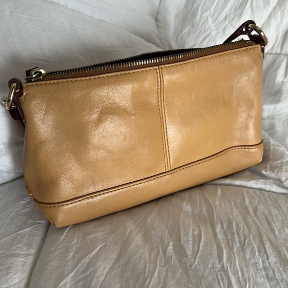 Authentic Dooney Bourke clutch - Picture 3 of 9